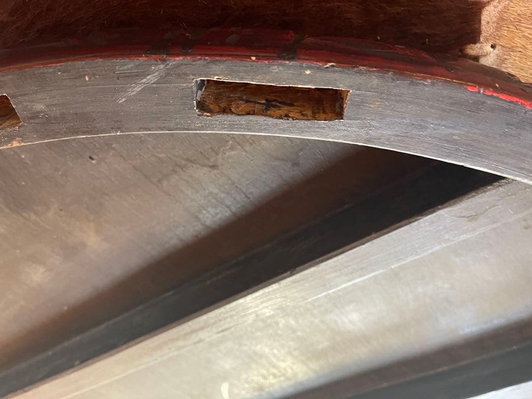 丸いローテーブル　植物文様　浮き彫り