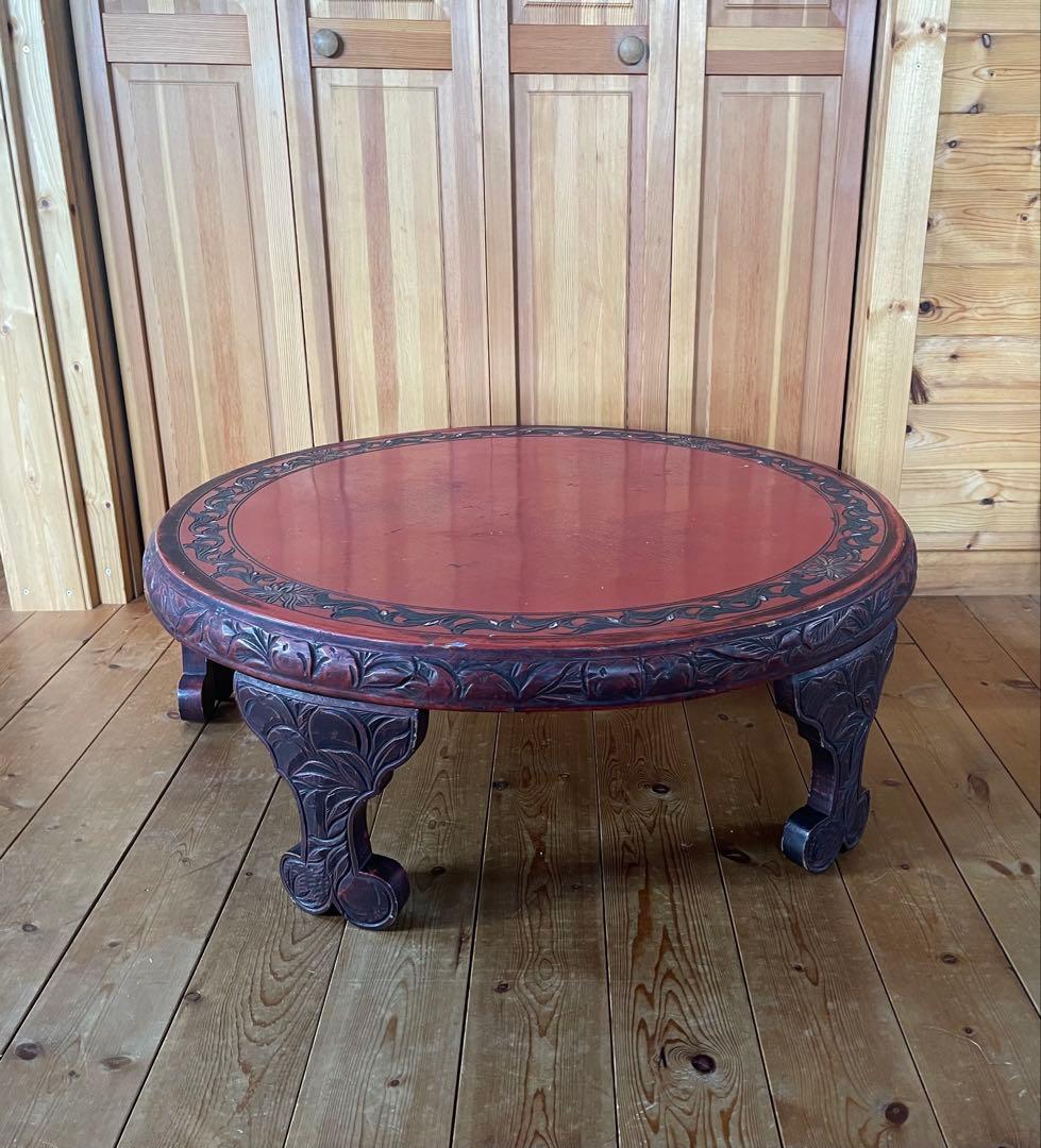 丸いローテーブル　植物文様　浮き彫り