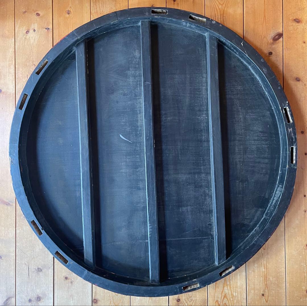 丸いローテーブル　植物文様　浮き彫り