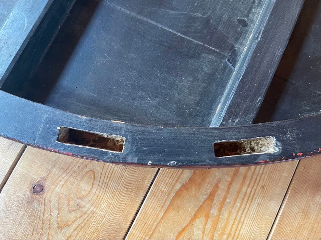 丸いローテーブル　植物文様　浮き彫り