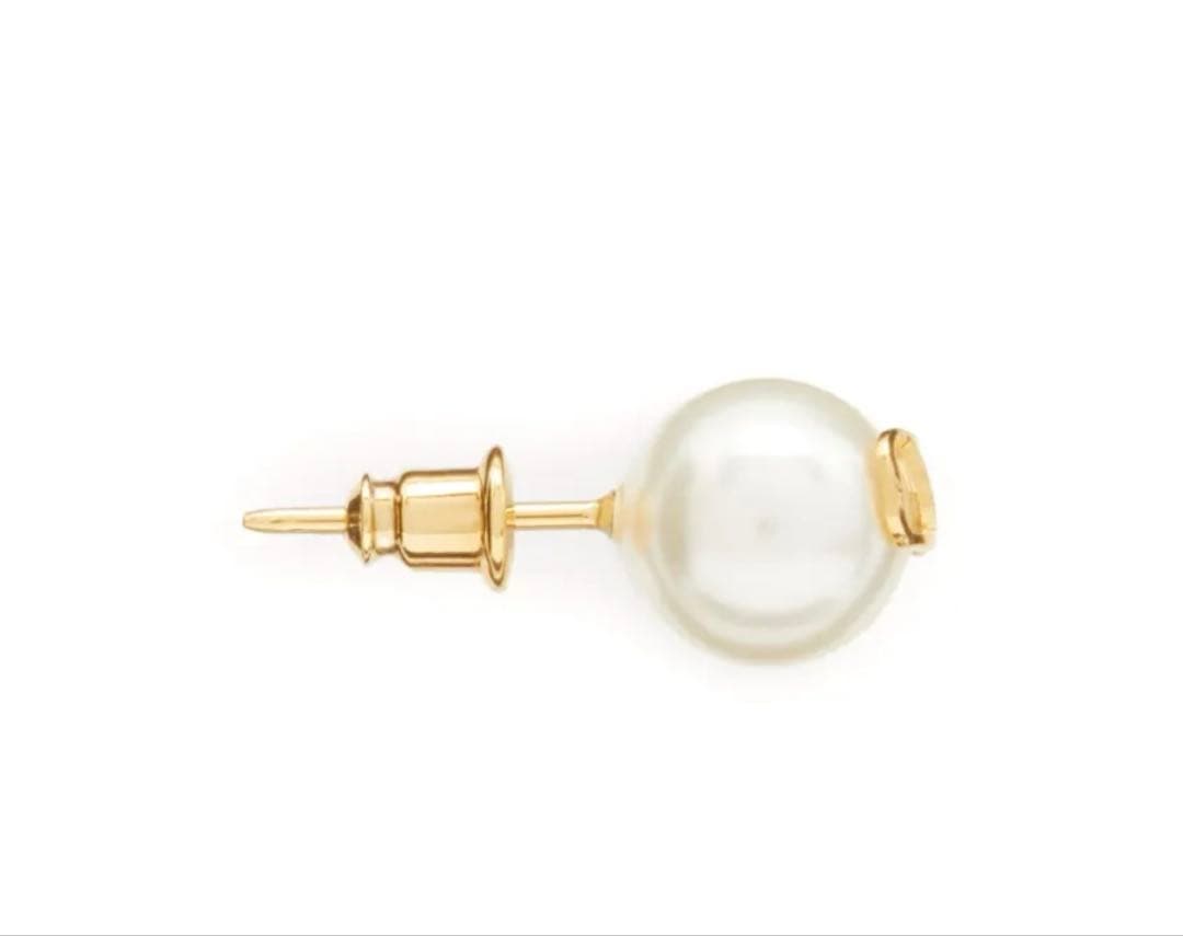 Valentinoロゴ シングネチャー パール ピアス