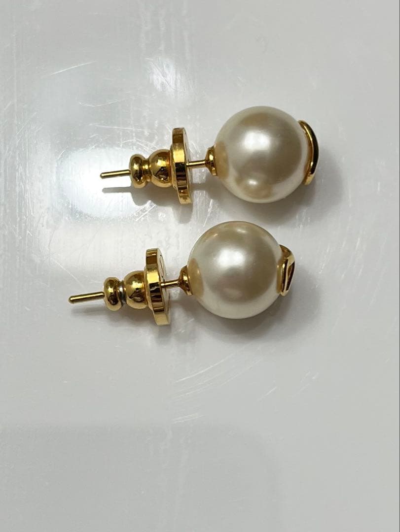 Valentinoロゴ シングネチャー パール ピアス