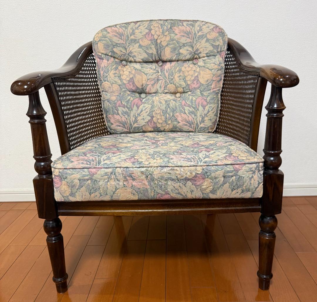 カリモク家具コロニアルシリーズのアームチェア（肘掛椅子）１脚（Ａ）