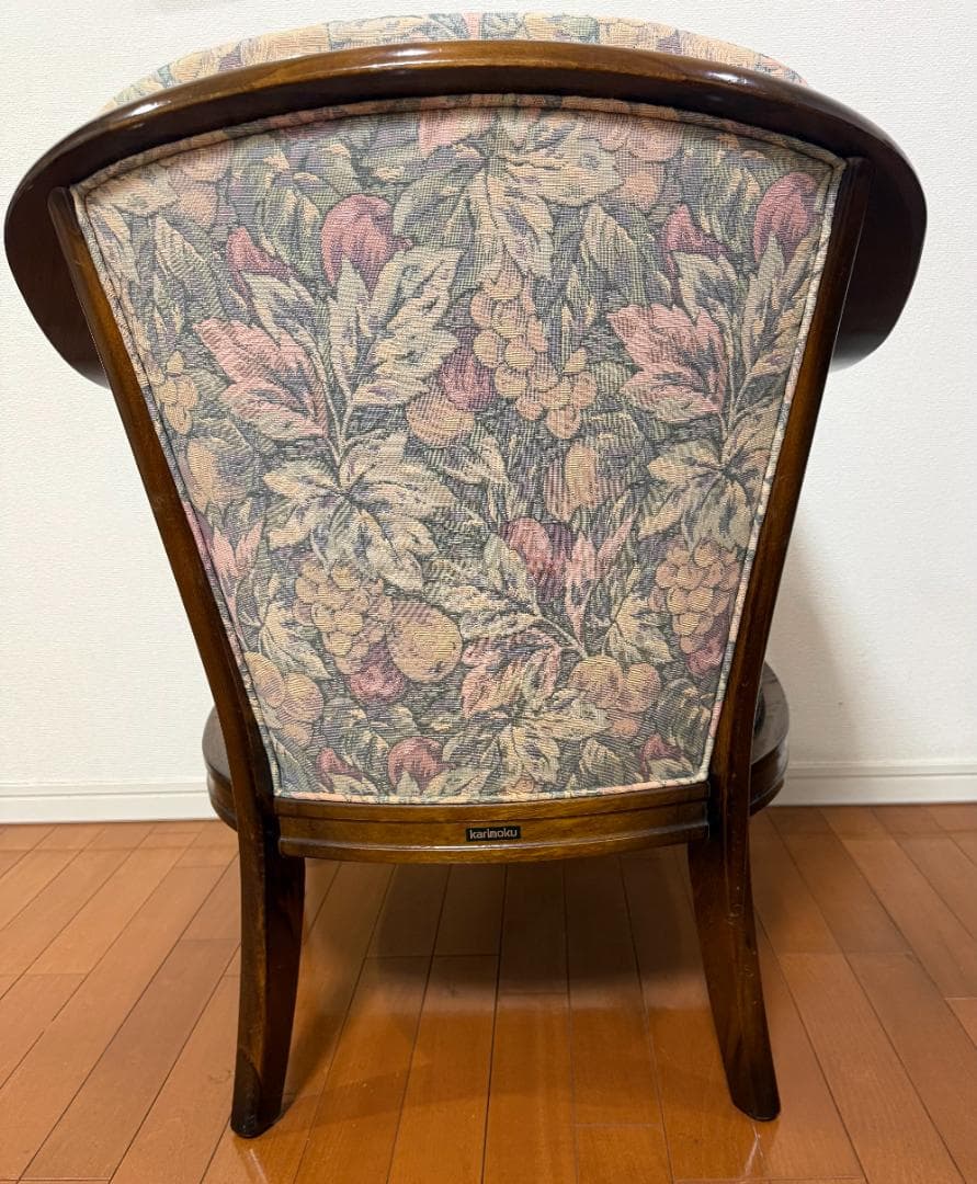 カリモク家具コロニアルシリーズのアームチェア（肘掛椅子）１脚（Ａ）