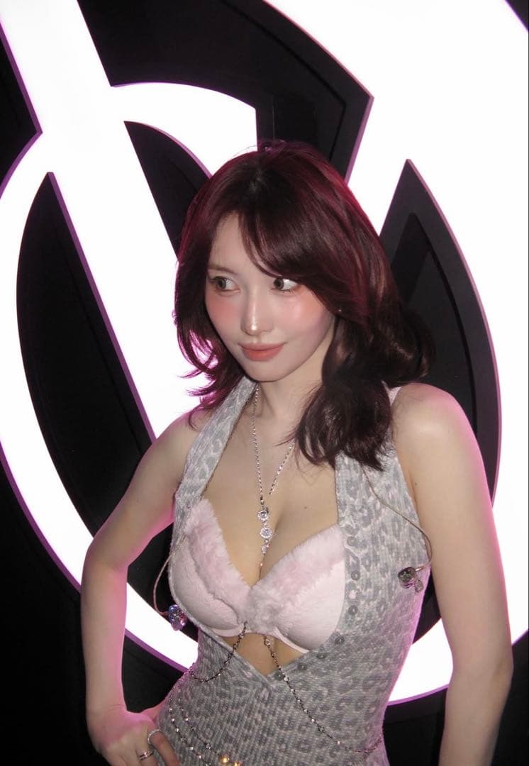 PINK VICTORIA’S SECRET MOMO着用 ブラジャー E65
