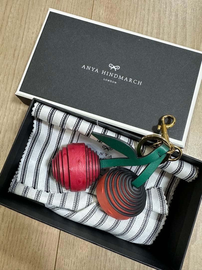 【美品】ANYA HINDMARCH チェリー型キーホルダー
