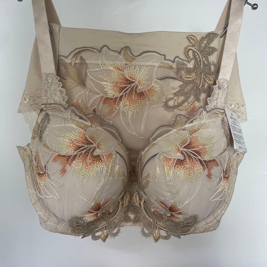 ワコール／ラゼ 大輪のカサブランカが優雅に咲き誇るブラジャーショーツE85-LL