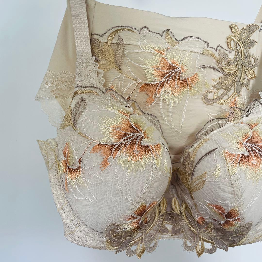 ワコール／ラゼ 大輪のカサブランカが優雅に咲き誇るブラジャーショーツE85-LL