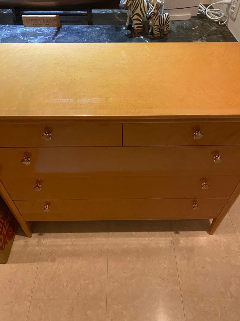 明るい木目の4段チェスト