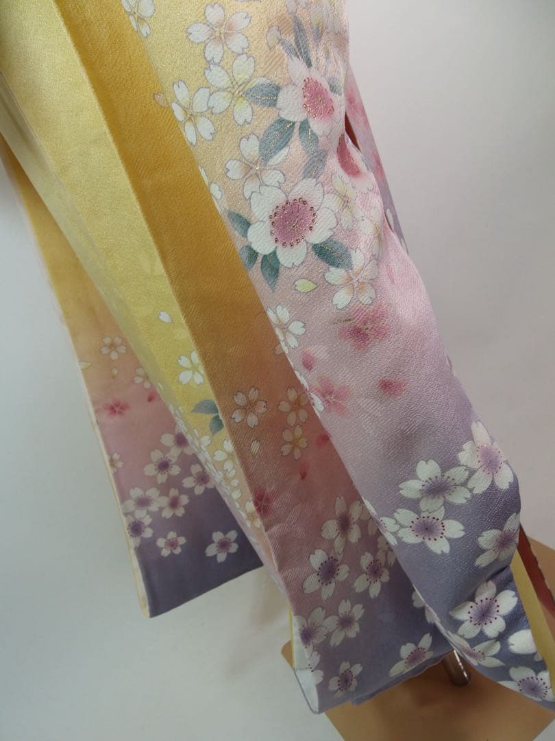上品華やか】桜流し振袖＊金彩×金駒刺繍／黄×藤紫グラデーション＊パールトーン加工
