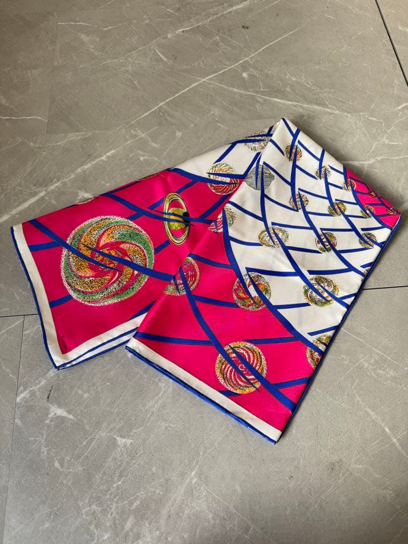 HERMÈS エルメス カレ90 宇宙の花火 シルクスカーフ 箱付