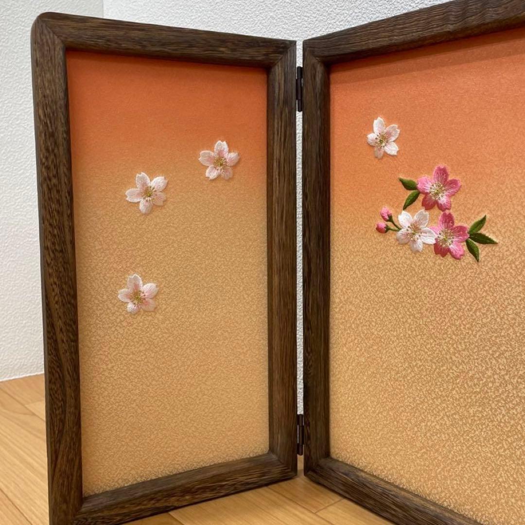 雛人形　桃の節句　桜の刺繍三つ折り焼桐屏風