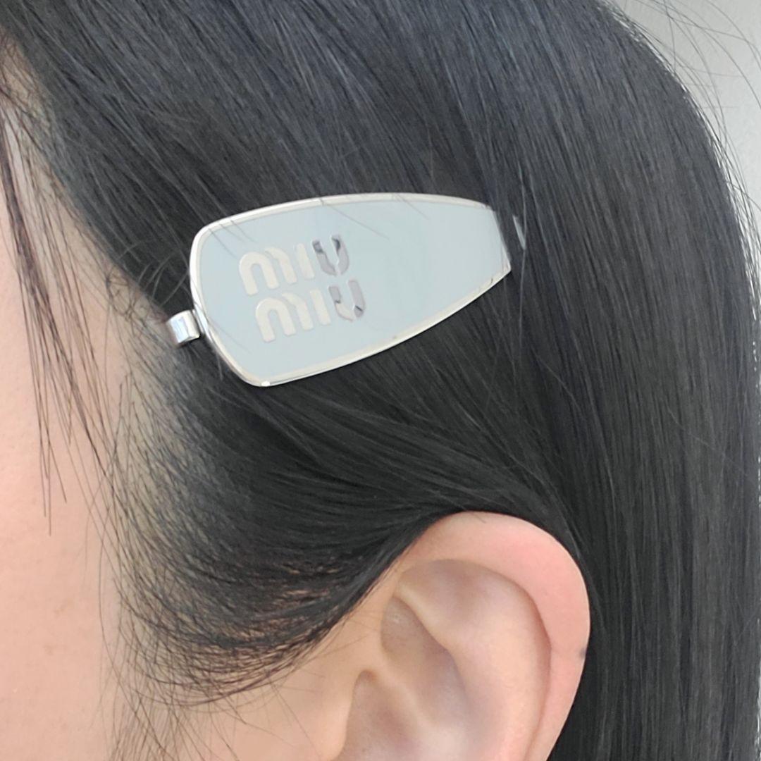 ミュウミュウ ロゴ ヘアピン シルバー グレー ヘアアクセサリー レディース