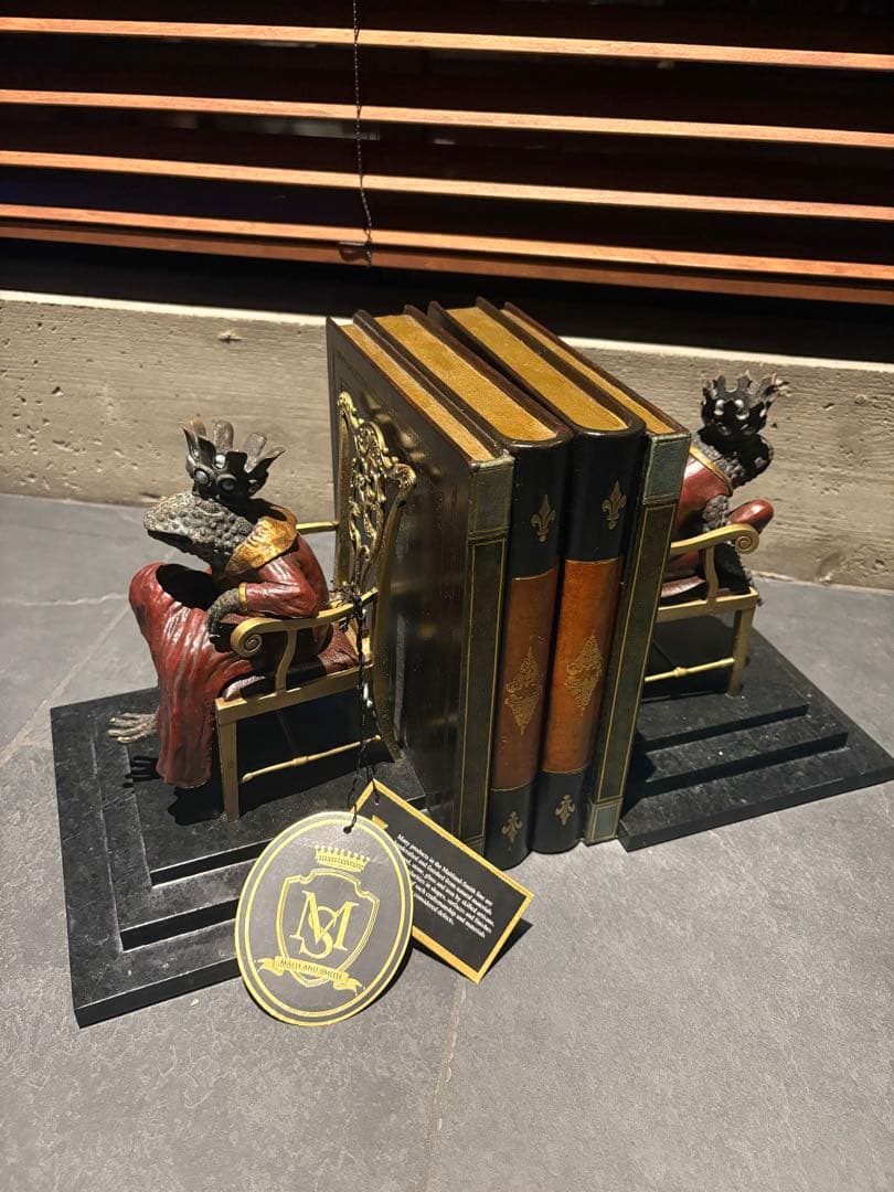 maitl and smith 王座に座るカエルのブックエンド