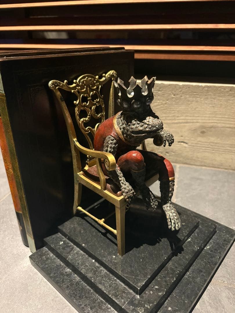 maitl and smith 王座に座るカエルのブックエンド