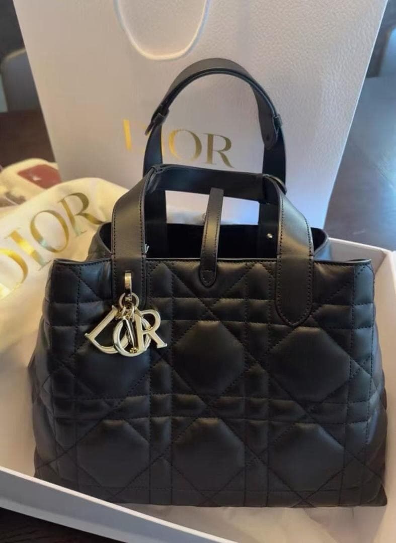 超美品！ブラックのキルティングデザイン ブラック ハンドバッグ