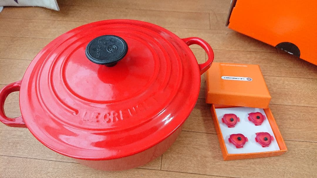 【お値下げ】ル・クルーゼ 20cm両手鍋 プラスチック・ピン付き