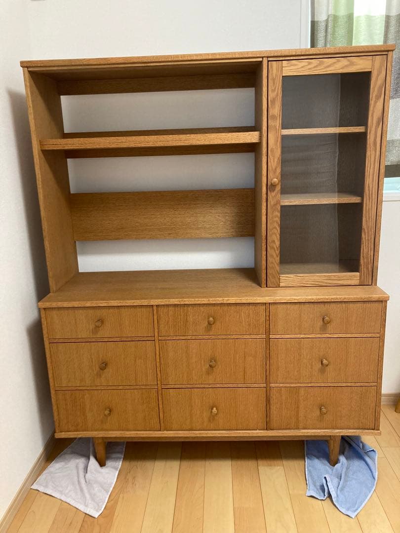 モモナチュラル　木製収納棚 ガラス扉付き 9引き出し