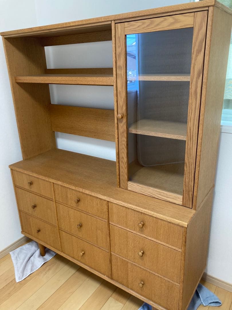 モモナチュラル　木製収納棚 ガラス扉付き 9引き出し