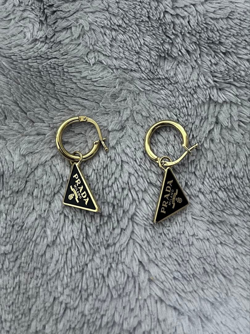 PRADA エナメルメタルピアス　両耳