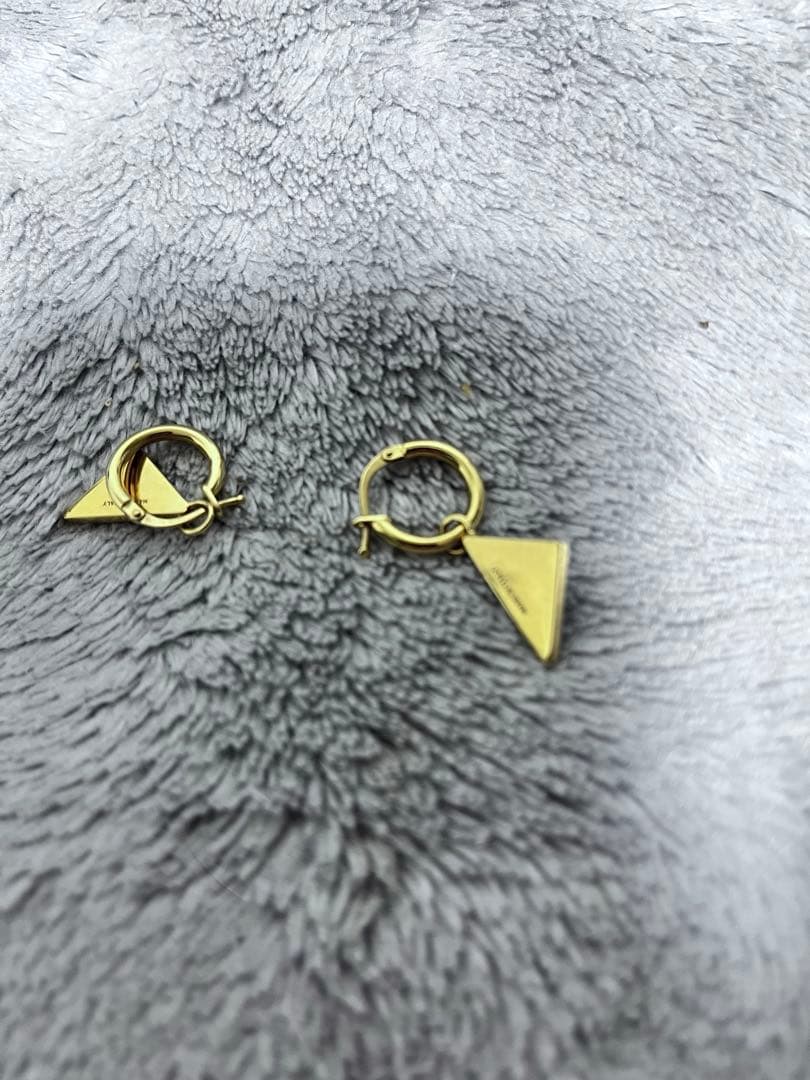 PRADA エナメルメタルピアス　両耳