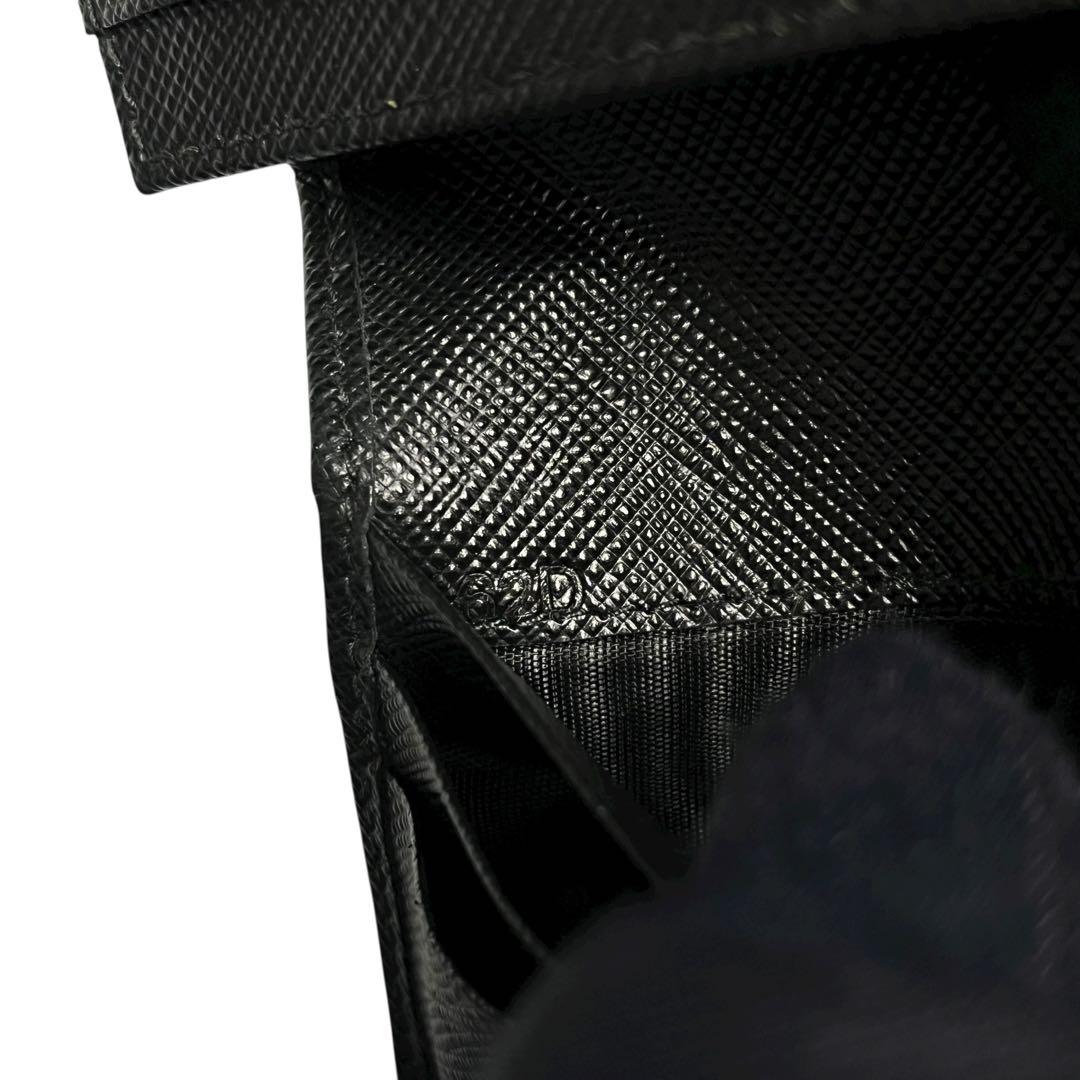 希少✨プラダ 二つ折り財布 三角ロゴ サフィアーノレザー ブラック 黒