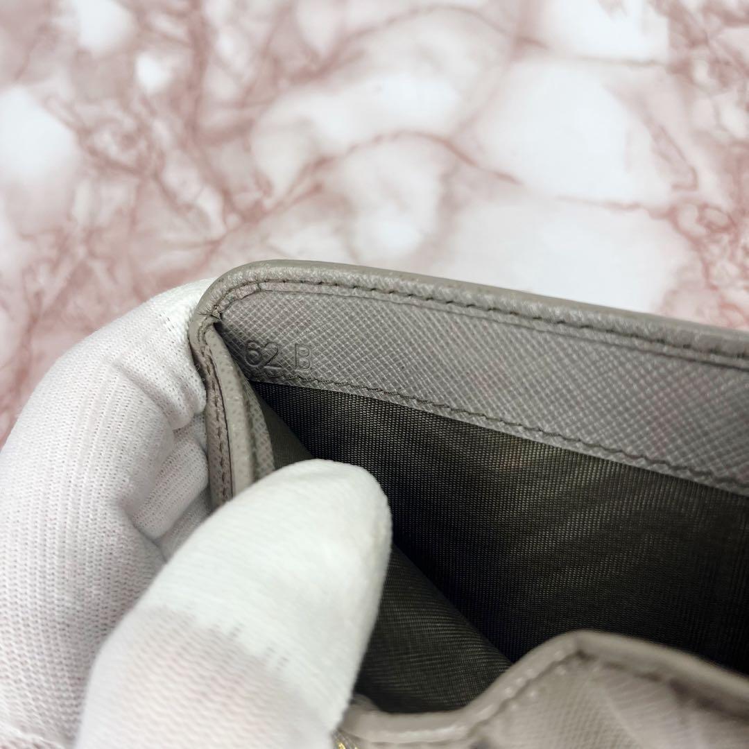 【極美品】PRADA 二つ折り財布　折り財布80