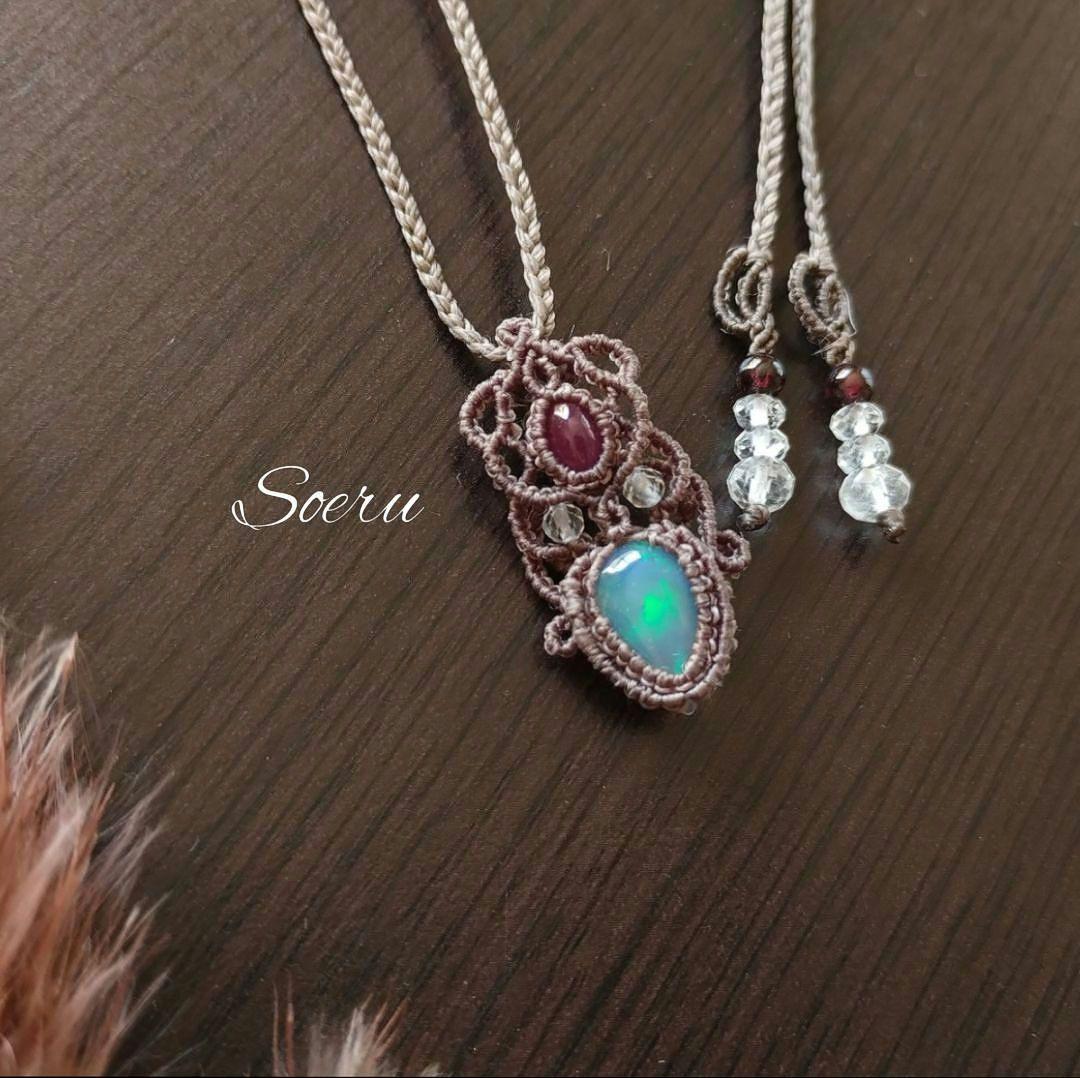 オパール&ルビーのマクラメ編みネックレス　ペンダント　天然石