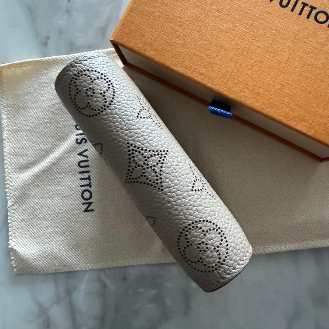 新品　正規品　ルイヴィトンモノグラ ム　マヒナ クレア 二つ折り財布