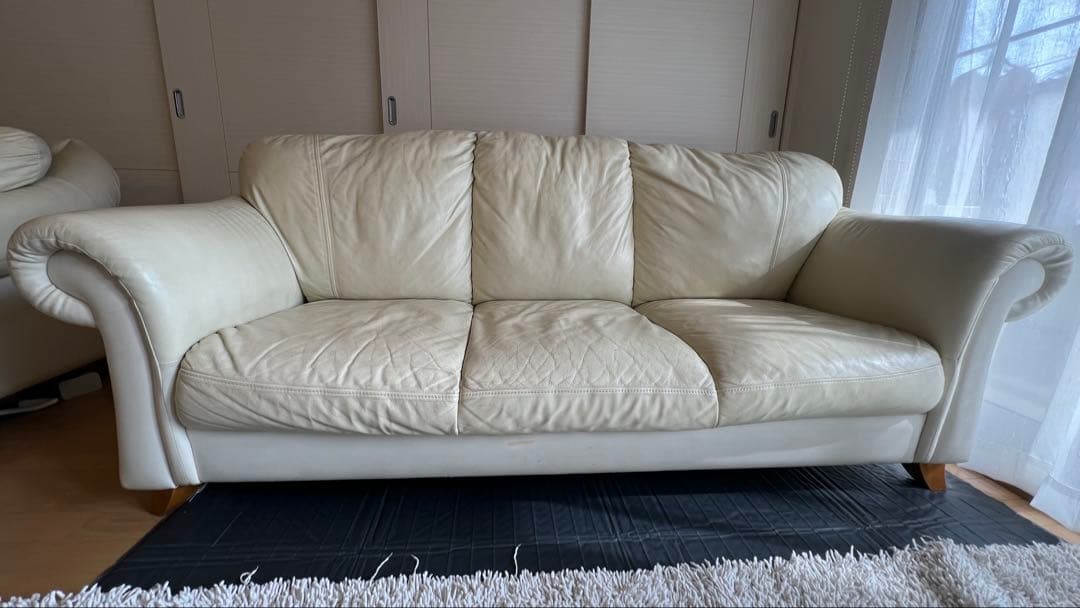 ホワイトレザー 3人掛けソファとオットマン
