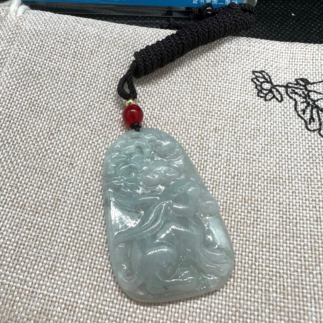 天然Aランク翡翠玉兎彫り(月のうさぎ)手作りペンダント鑑定書付き AB1025