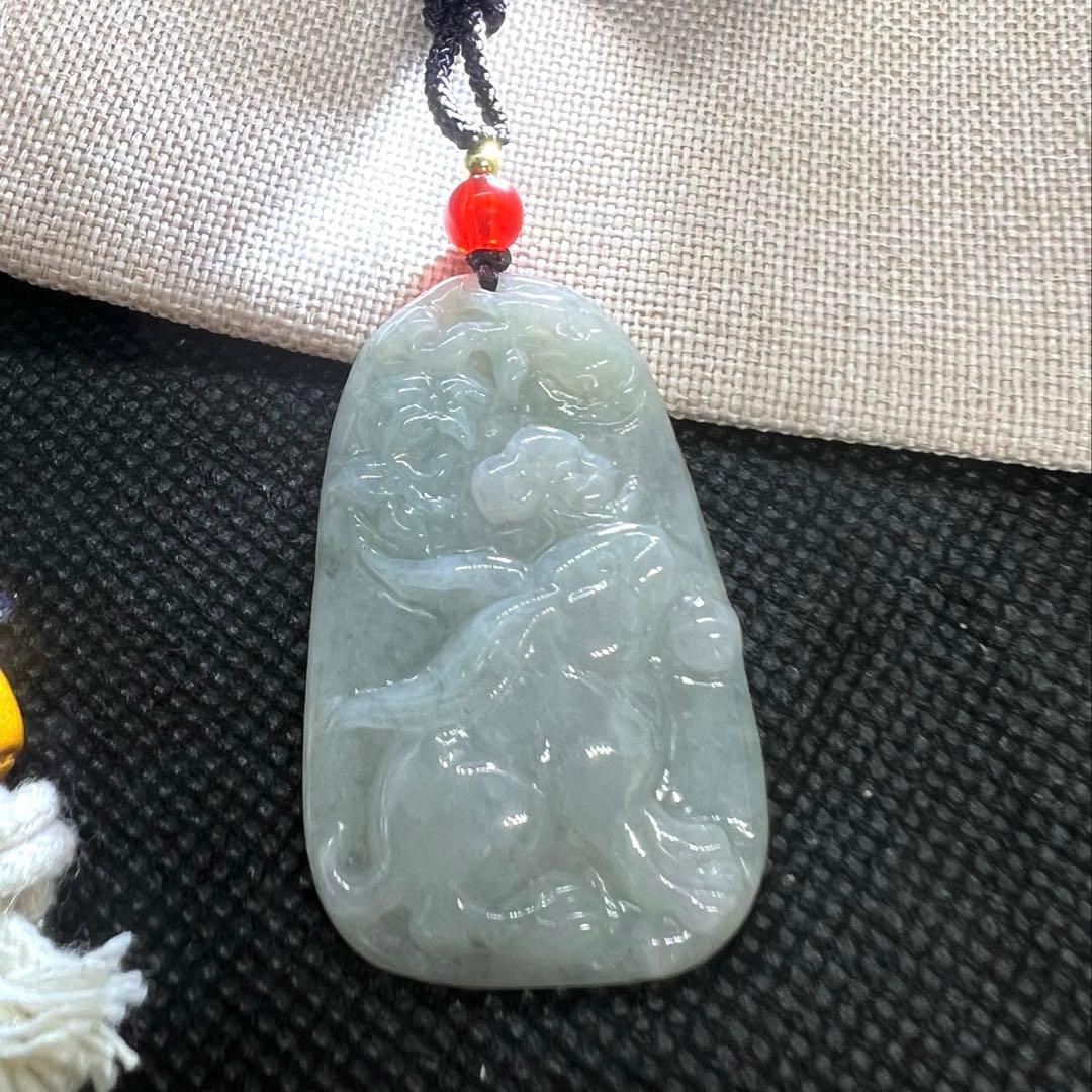 天然Aランク翡翠玉兎彫り(月のうさぎ)手作りペンダント鑑定書付き AB1025