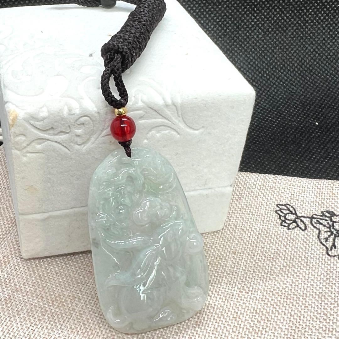 天然Aランク翡翠玉兎彫り(月のうさぎ)手作りペンダント鑑定書付き AB1025