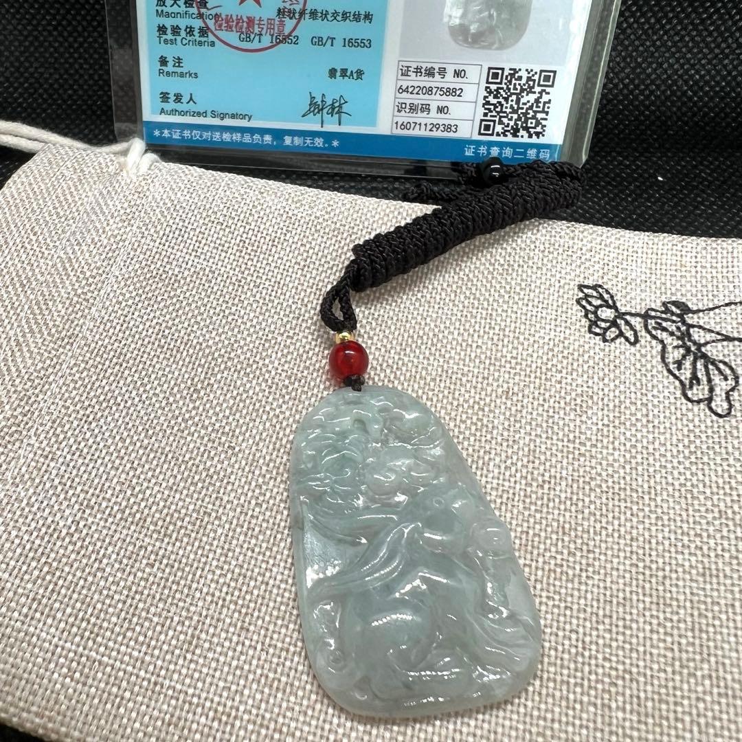 天然Aランク翡翠玉兎彫り(月のうさぎ)手作りペンダント鑑定書付き AB1025