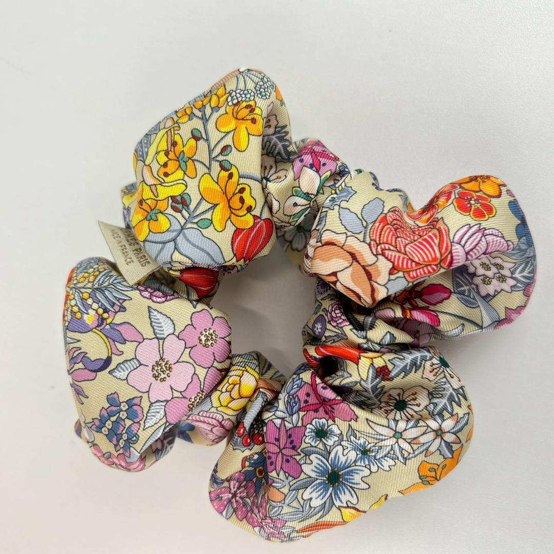 新品未使用　HERMES エルメス　クラウディア　シュシュ　ベージュ　花柄