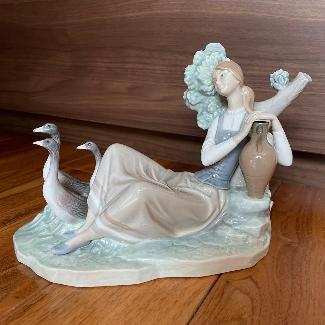 リヤドロ　少女と鴨の陶器置物
