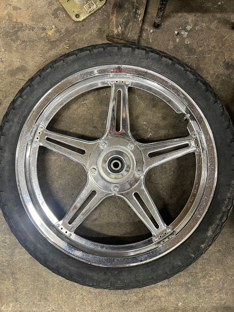 cb400t ホイール前19インチ　後18インチ