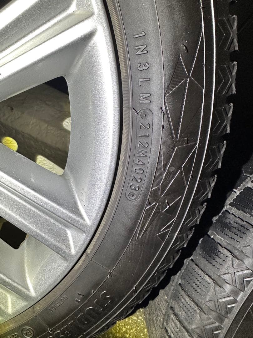 送料込み！アルミ付き17インチスタッドレス　215/55R17 23年40週製造