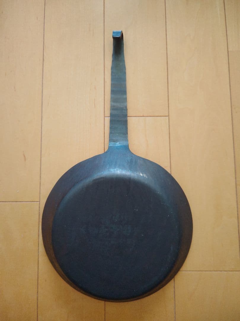 TURK 鉄製 丸型フライパン ロゴ付き