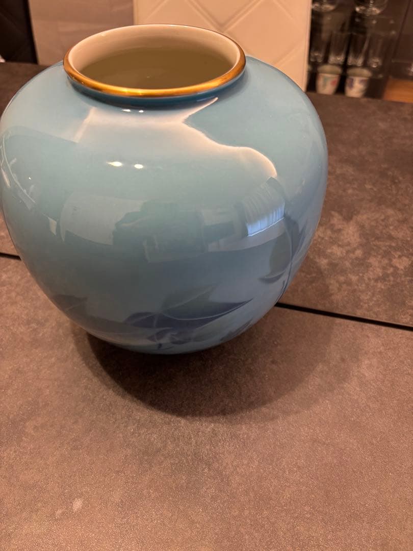 水色の花瓶 金色の縁取り