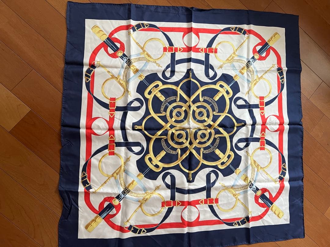 今日だけ最終値下げ　エルメス HERMES シルクスカーフ カレ90 黄金の拍車