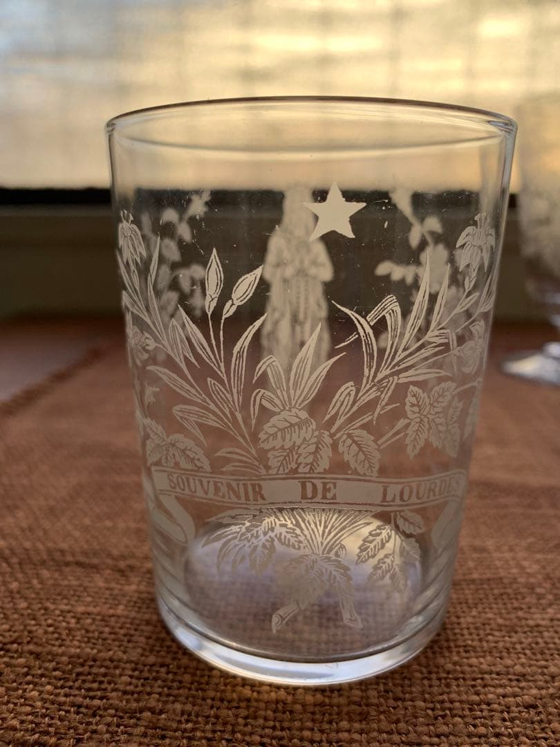 フランスアンティーク　レアなマリア様が美しくカットされた素敵なグラス2個セット！