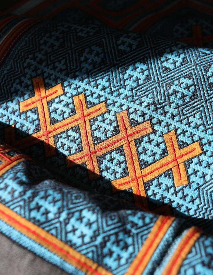 希少・手刺繍 ミャオ族伝統布／平繍テーブルクロス／ヴィンテージ民族刺繍／一点物