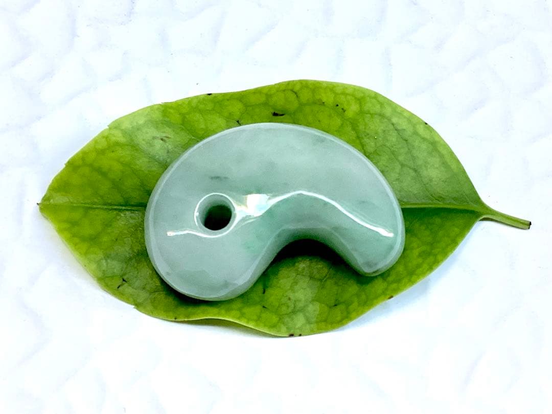 ✳極上*緑輝石一色の透過‼️ 糸魚川翡翠勾玉　本物天然無垢のジェダイト　鑑別書付‼️