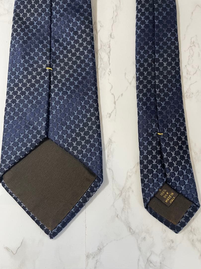 こうルイヴィトン ネクタイ ネイビー ロゴ総柄 光沢 箱付き プレゼント