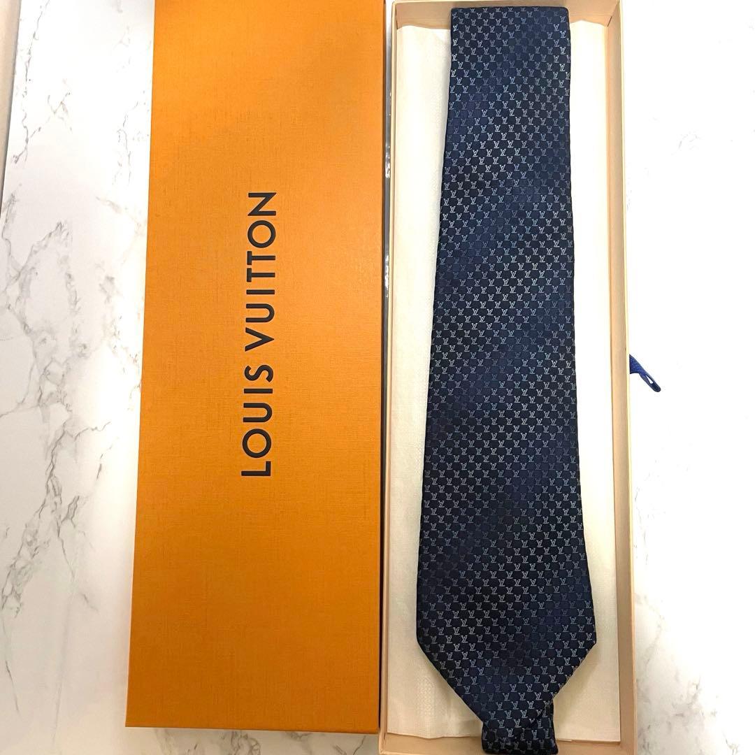 こうルイヴィトン ネクタイ ネイビー ロゴ総柄 光沢 箱付き プレゼント