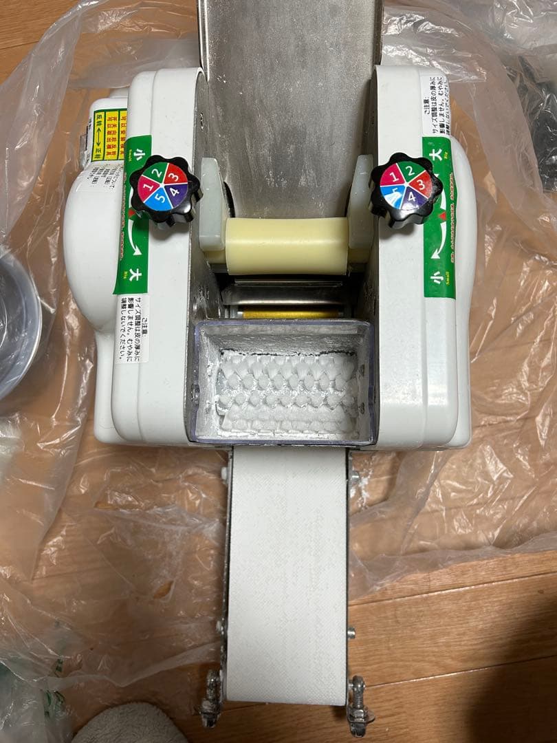 業務用・家庭用 餃子皮機餃子皮直径8.5cm／1分60枚，1枚あたり重量：約6g