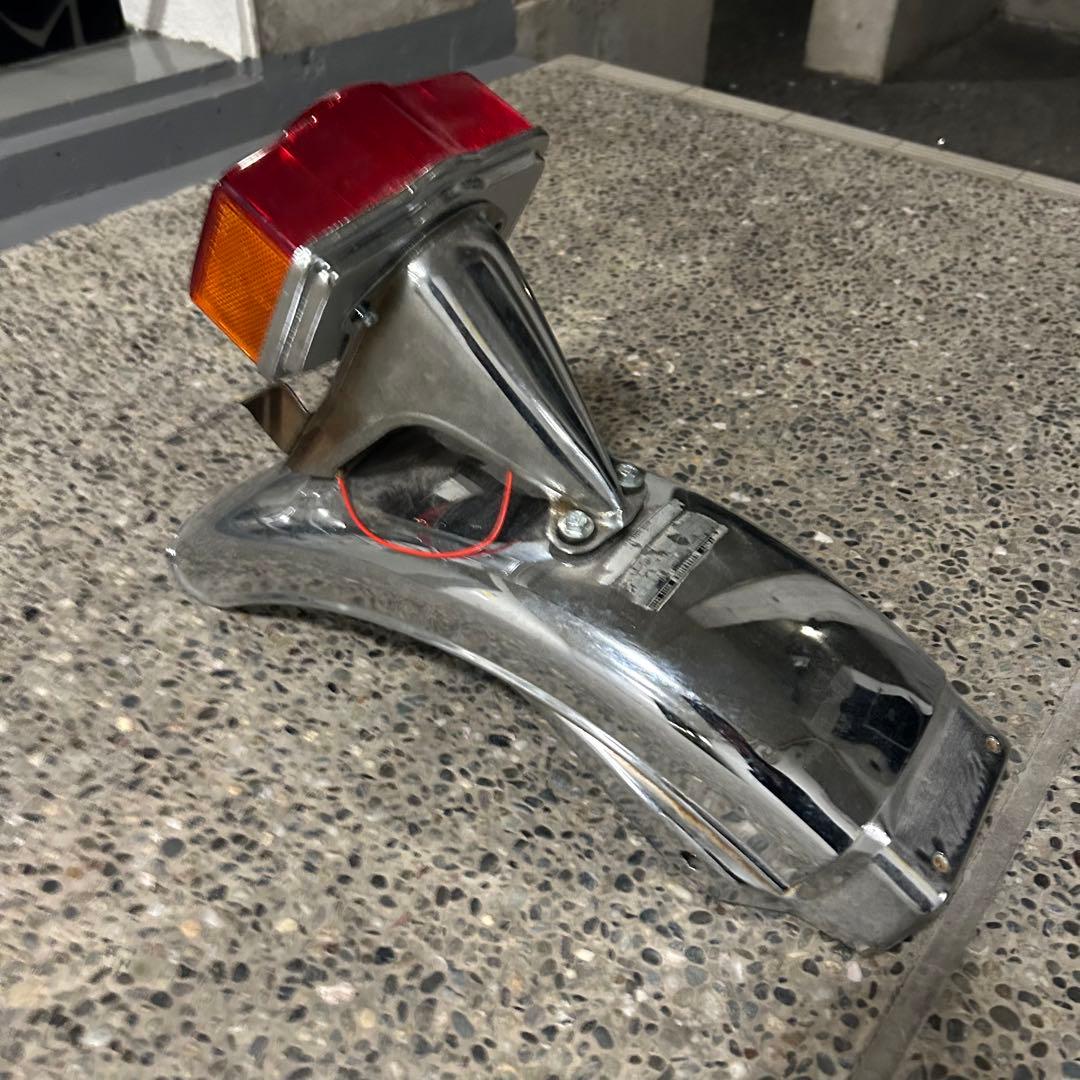 ヨンフォア　純正リアフェンダー　テールランプ