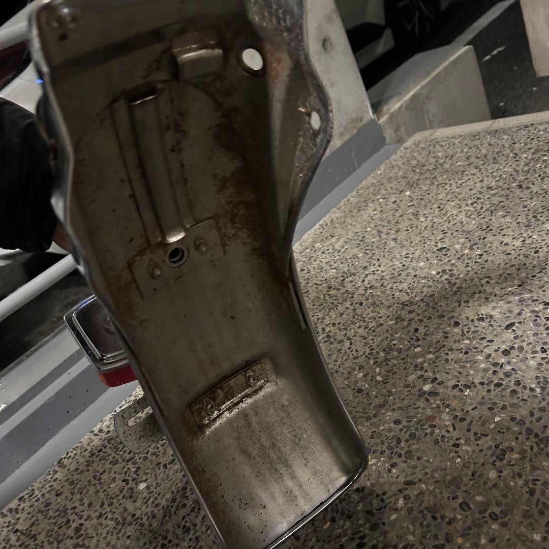 ヨンフォア　純正リアフェンダー　テールランプ