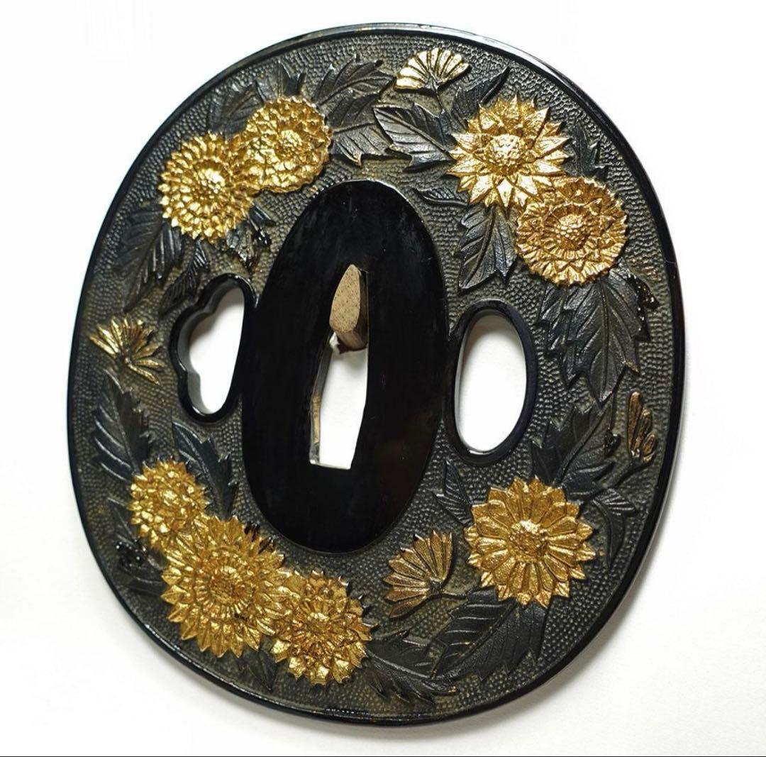 超大型美濃鐔！　10cm超　赤銅魚子地　長丸形菊花図鐔　無銘　高肉彫　寒山箱書